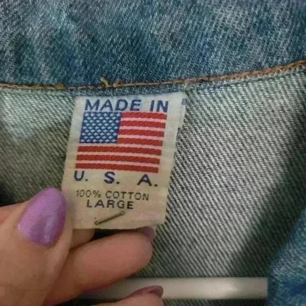 ♡Vintage embossed dragon jean jacket. Made‎ in the U.S.A. size large 100% cotton